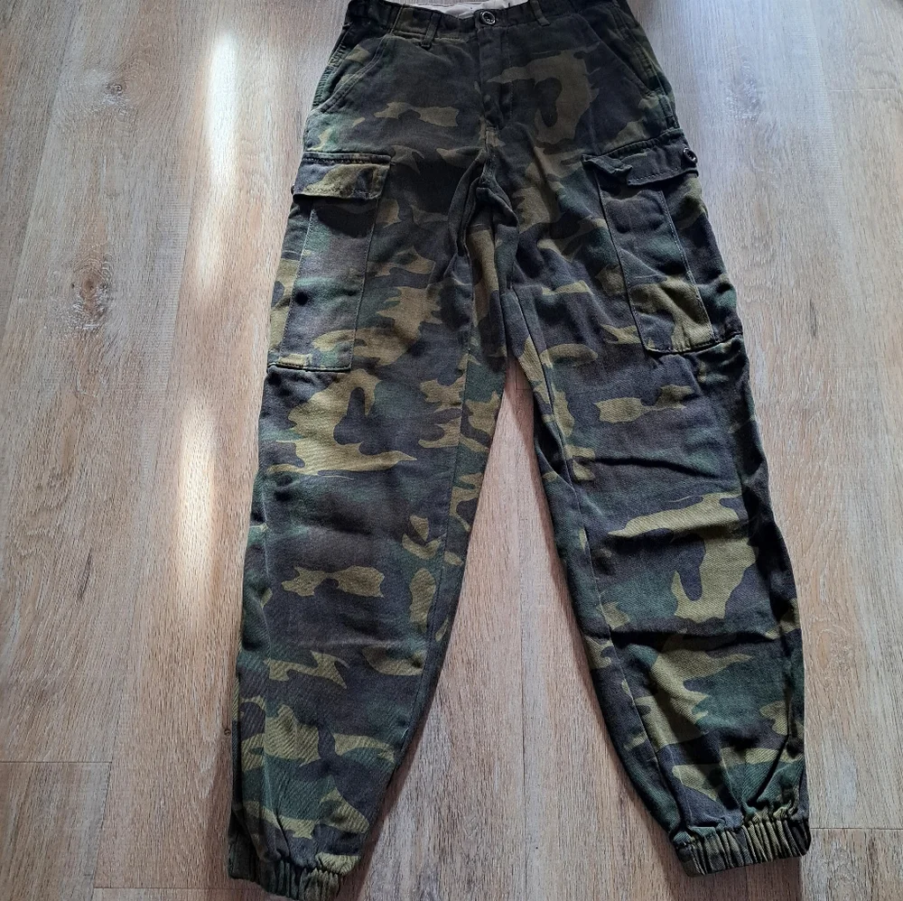 Forever 21 Camouflage Green Cargo Pants Elastic Hem Women's Size XS